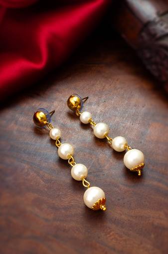 gold-toned graduated pearl drop earrings