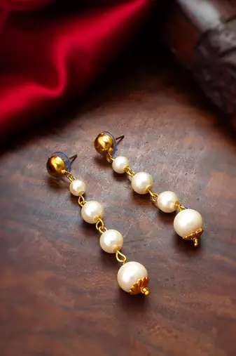 gold-toned graduated pearl drop earrings