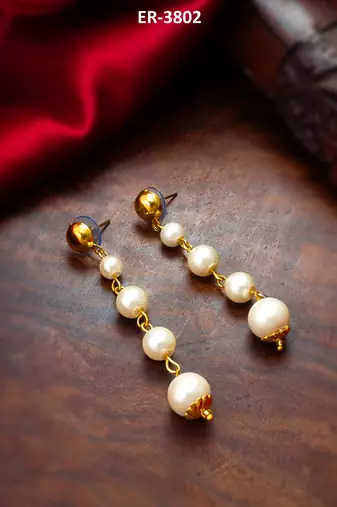 gold-toned graduated pearl drop earrings