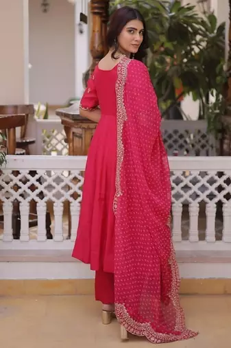 Pink Embroidered kurta set with dupatta