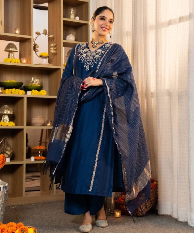 Navy blue silk blend embroidered kurta sets