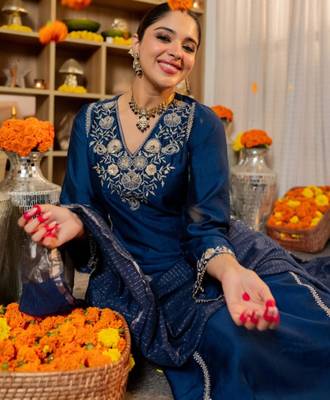 Navy blue silk blend embroidered kurta sets 3