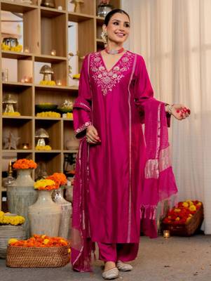 Magenta silk blend embroidered kurta sets 1