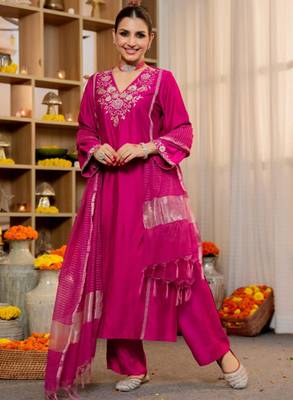 Magenta silk blend embroidered kurta sets 2