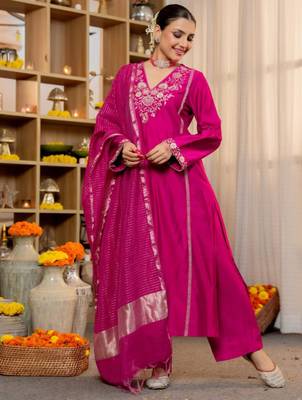 Magenta silk blend embroidered kurta sets 3