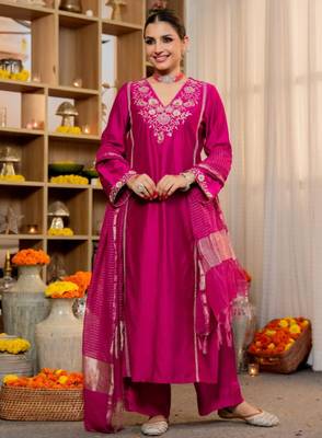 Magenta silk blend embroidered kurta sets 4
