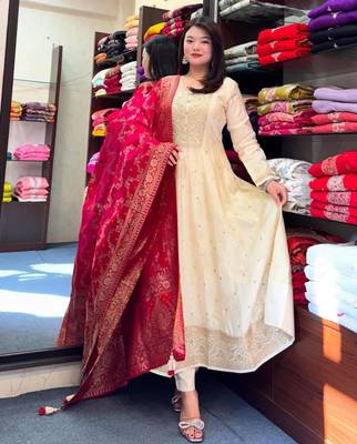 Beige silk blend embroidered kurta sets 4