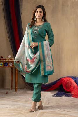 Green silk blend embroidered kurta sets 1