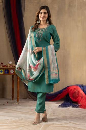 Green silk blend embroidered kurta sets