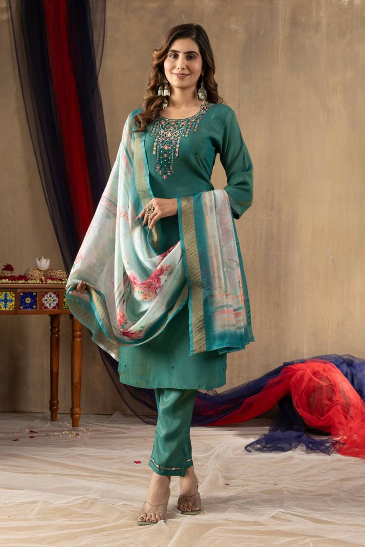 Green silk blend embroidered kurta sets