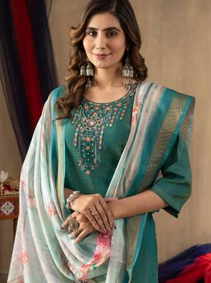 Green silk blend embroidered kurta sets 3