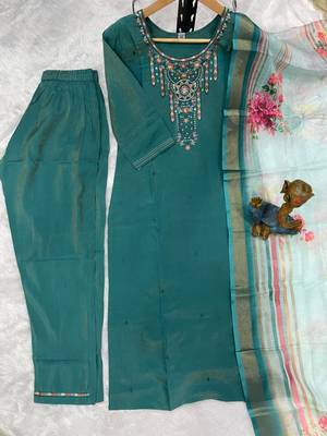 Green silk blend embroidered kurta sets 4