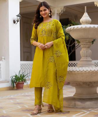 Lime green silk blend embroidered kurta sets 2