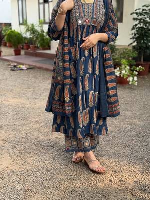 Navy blue cotton blend printed kurta sets 4