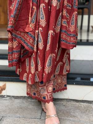 Brown cotton blend printed kurta sets 3