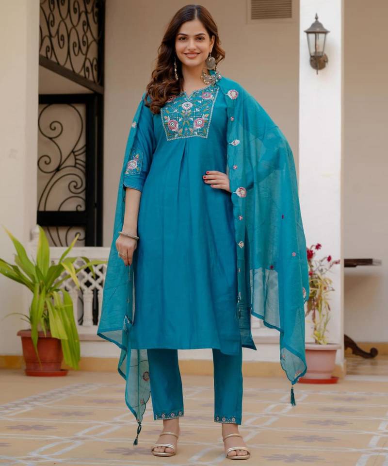 Blue silk blend embroidered kurta sets