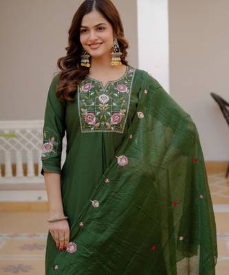 Dark green silk blend embroidered kurta sets 3