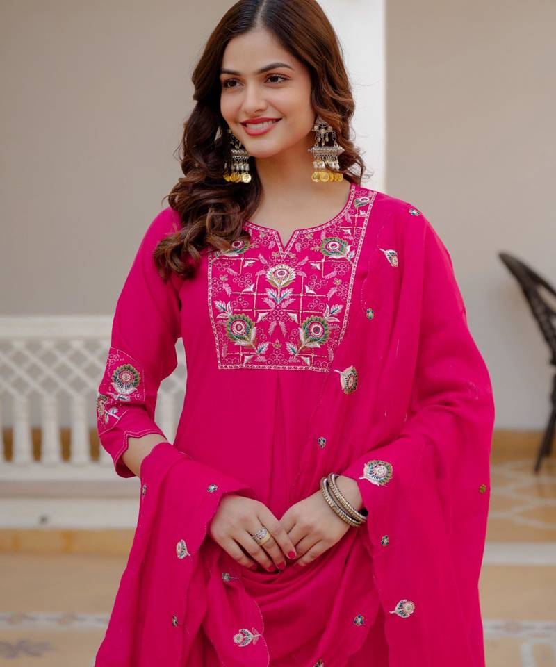 Pink silk blend embroidered kurta sets