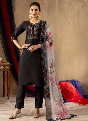 Black silk blend embroidered kurta sets 2