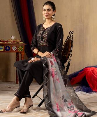 Black silk blend embroidered kurta sets 3