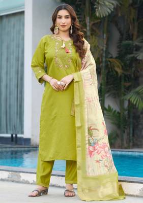 Green silk blend embroidered kurta sets 1