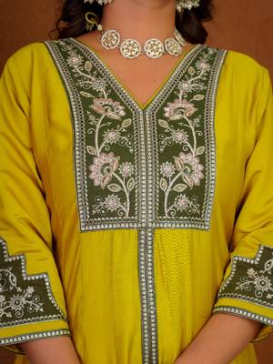 Yellow silk blend embroidered kurta sets 3