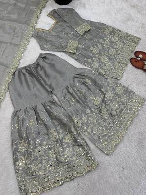 New trendy latest  embroidery kurta set 4