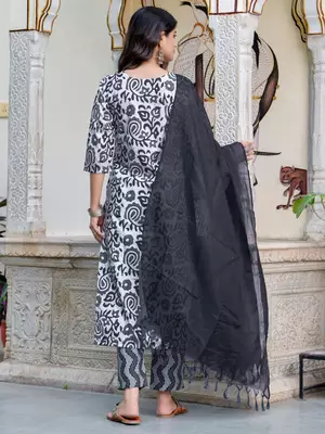 Floral printed  cotton v neck kurta trouser and dupatta set 2