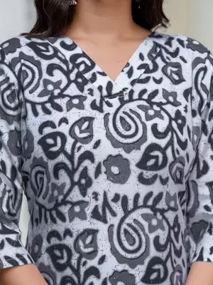 Floral printed  cotton v neck kurta trouser and dupatta set 4