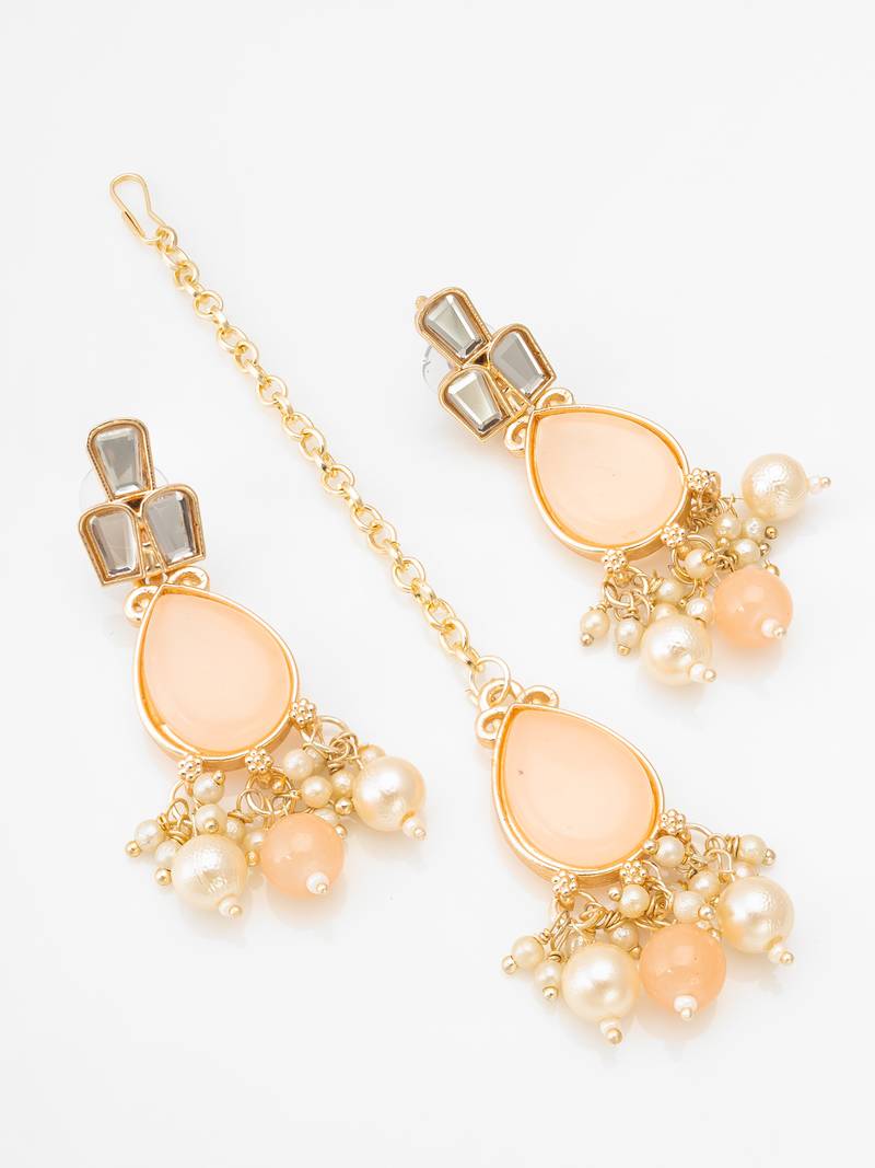party wear peach kundan choker necklace set with pearls and maang tikka