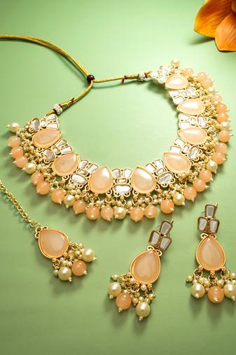 party wear peach kundan choker necklace set with pearls and maang tikka