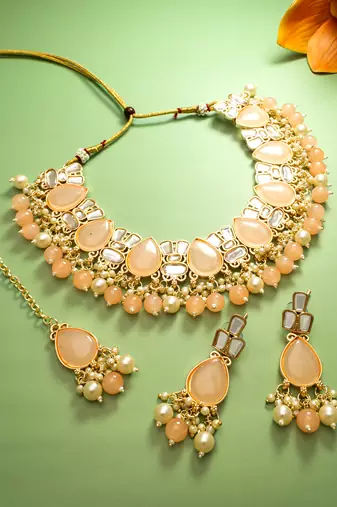 party wear peach kundan choker necklace set with pearls and maang tikka
