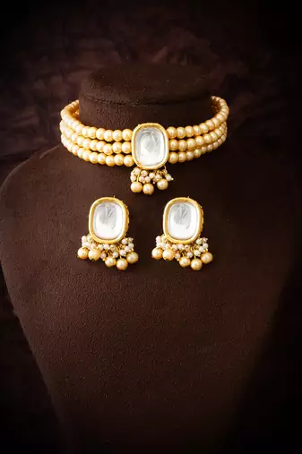 gold toned kundan choker set