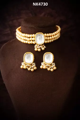gold toned kundan choker set
