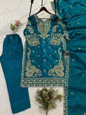 Teal green silk blend embroidered kurta set 4