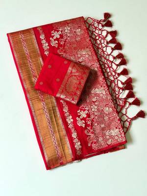 Red Color Tassels Fumka On Pallu With Flower Veil And Beautiful Zomatri Flower georgettete Saree 3