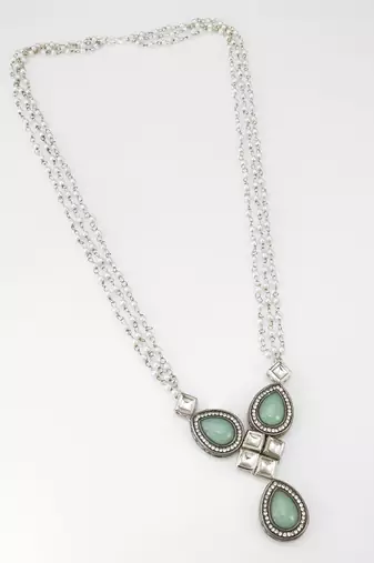 triple strand pearl necklace