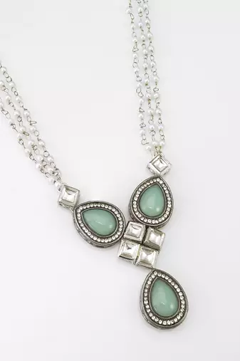 triple strand pearl necklace