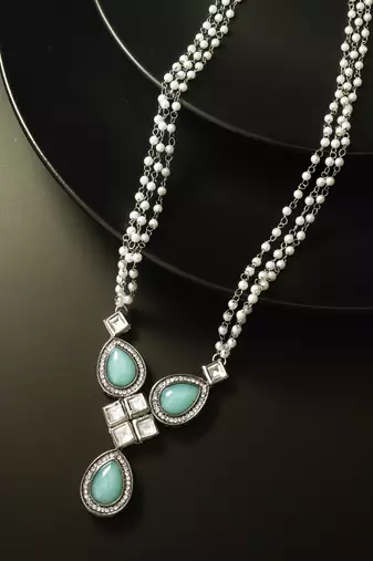 triple strand pearl necklace