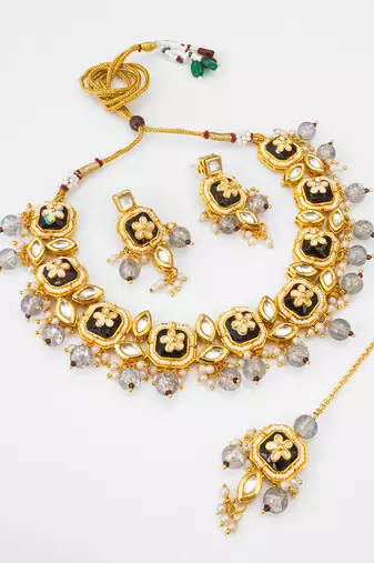 kundan necklace set with maang tikka