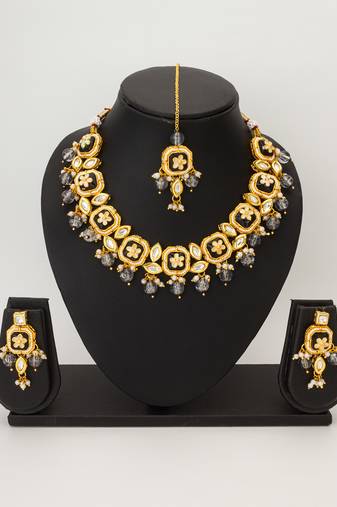 kundan necklace set with maang tikka