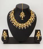 kundan necklace set with maang tikka