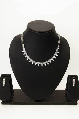 sleek line ad necklace set
