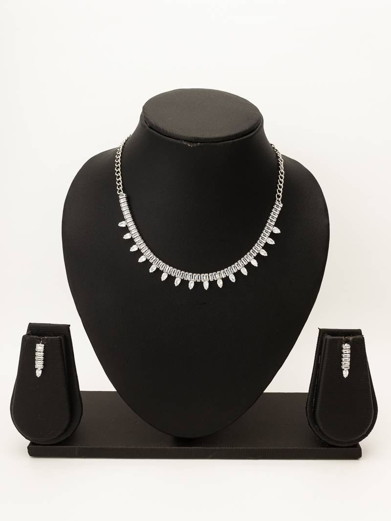 sleek line ad necklace set