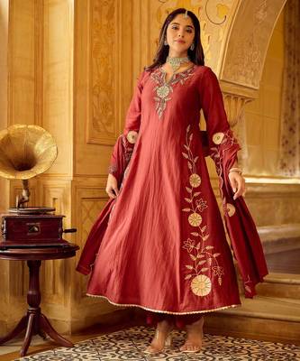 red chanderi silk blend embroidered kurta set with dupatta 3