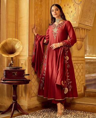 red chanderi silk blend embroidered kurta set with dupatta 4