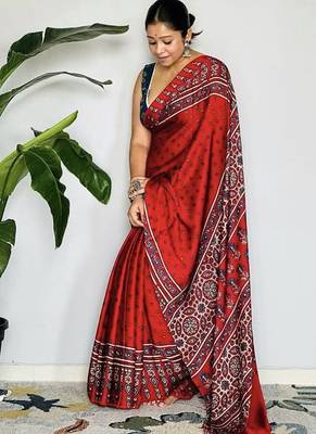Red japan satin saree with digital print blouse 3