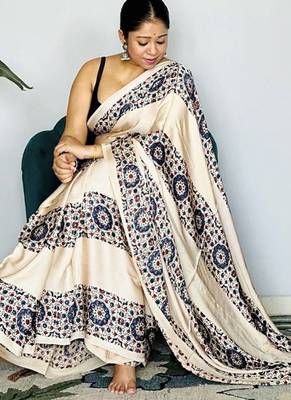 Off-White japan satin saree with digital print blouse 3