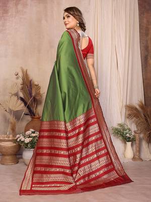 Green banarasi silk jacquard saree for women 3