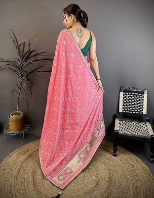 Women baby pink vichitra silk blend bandhani & animal motifs bandhani saree 4